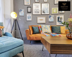 Vintage Vibes By Artisan Stays in Southend-On-Sea I Weekly or Monthly Stay Offer I Pvt Parking I Sleeps 5